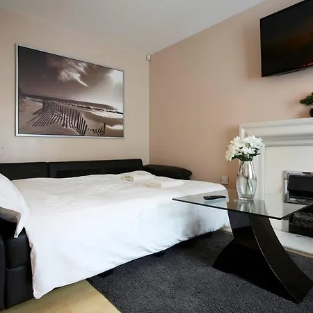 Holiday home Stylish Home With Self Check-In, Free Parking, Garden, Wifi And Netflix Just 7Mins From Leeds