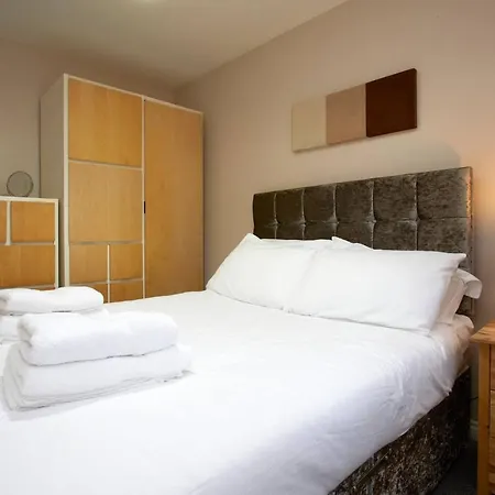 Stylish Home With Self Check-In, Free Parking, Garden, Wifi And Netflix Just 7Mins From Leeds *