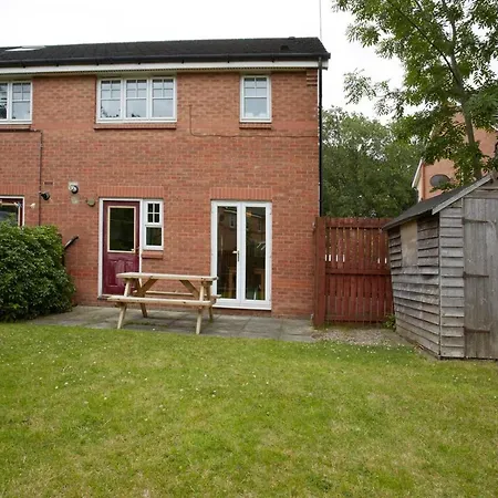 Stylish Home With Self Check-In, Free Parking, Garden, Wifi And Netflix Just 7Mins From Leeds Holiday home Leeds (West Yorkshire)
