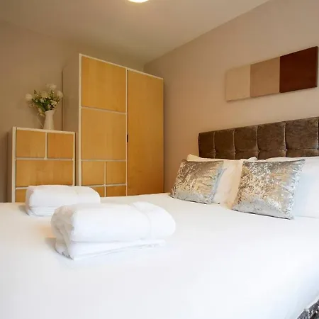 Stylish Home With Self Check-In, Free Parking, Garden, Wifi And Netflix Just 7Mins From Leeds Holiday home Leeds (West Yorkshire)