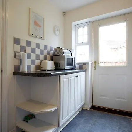 Stylish Home With Self Check-In, Free Parking, Garden, Wifi And Netflix Just 7Mins From Leeds Holiday home