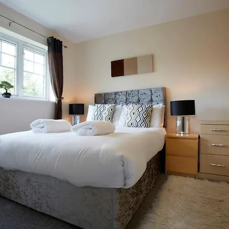 Stylish Home With Self Check-In, Free Parking, Garden, Wifi And Netflix Just 7Mins From Leeds Holiday home