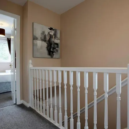Stylish Home With Self Check-In, Free Parking, Garden, Wifi And Netflix Just 7Mins From Leeds