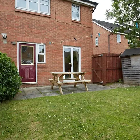 Stylish Home With Self Check-In, Free Parking, Garden, Wifi And Netflix Just 7Mins From Leeds Holiday home