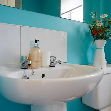 Holiday home Stylish Home With Self Check-In, Free Parking, Garden, Wifi And Netflix Just 7Mins From Leeds
