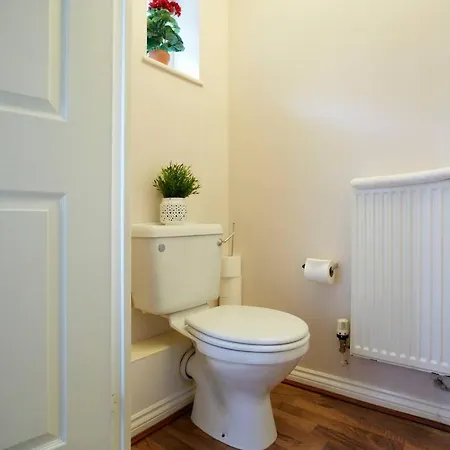 Stylish Home With Self Check-In, Free Parking, Garden, Wifi And Netflix Just 7Mins From Leeds Holiday home *