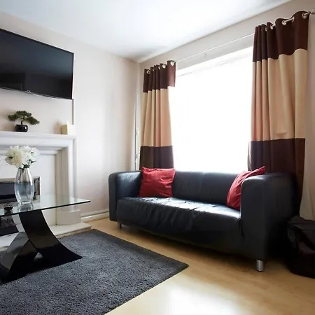Stylish Home With Self Check-In, Free Parking, Garden, Wifi And Netflix Just 7Mins From Leeds Holiday home