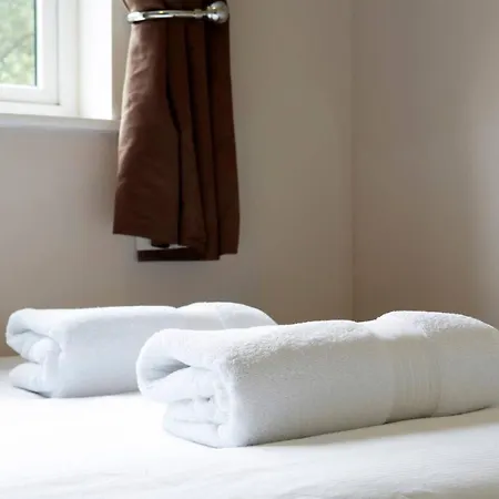 Holiday home Stylish Home With Self Check-In, Free Parking, Garden, Wifi And Netflix Just 7Mins From Leeds *