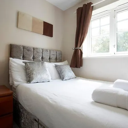 Holiday home Stylish Home With Self Check-In, Free Parking, Garden, Wifi And Netflix Just 7Mins From Leeds *