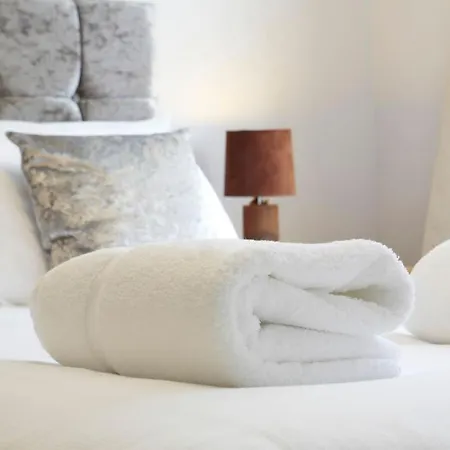 Stylish Home With Self Check-In, Free Parking, Garden, Wifi And Netflix Just 7Mins From Leeds
