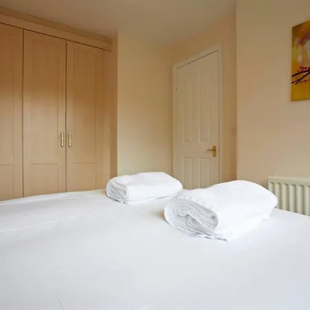Stylish Home With Self Check-In, Free Parking, Garden, Wifi And Netflix Just 7Mins From Leeds Holiday home *