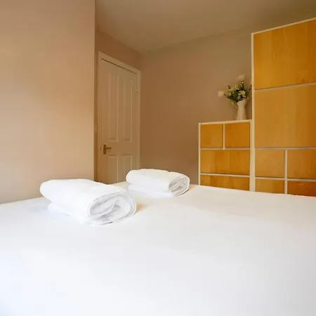 Stylish Home With Self Check-In, Free Parking, Garden, Wifi And Netflix Just 7Mins From Leeds