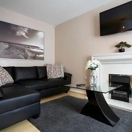 Stylish Home With Self Check-In, Free Parking, Garden, Wifi And Netflix Just 7Mins From Leeds Holiday home *
