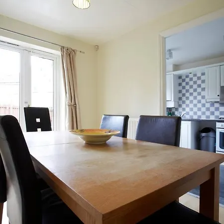 Stylish Home With Self Check-In, Free Parking, Garden, Wifi And Netflix Just 7Mins From Leeds Сasa de vacaciones Leeds (West Yorkshire)