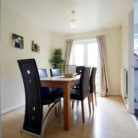 Stylish Home With Self Check-In, Free Parking, Garden, Wifi And Netflix Just 7Mins From Leeds