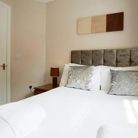 Stylish Home With Self Check-In, Free Parking, Garden, Wifi And Netflix Just 7Mins From Leeds *
