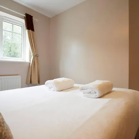 Stylish Home With Self Check-In, Free Parking, Garden, Wifi And Netflix Just 7Mins From Leeds Leeds (West Yorkshire)
